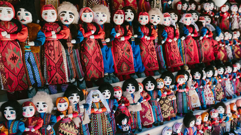 Dockor i armeniska kläder på marknad i Armenien.